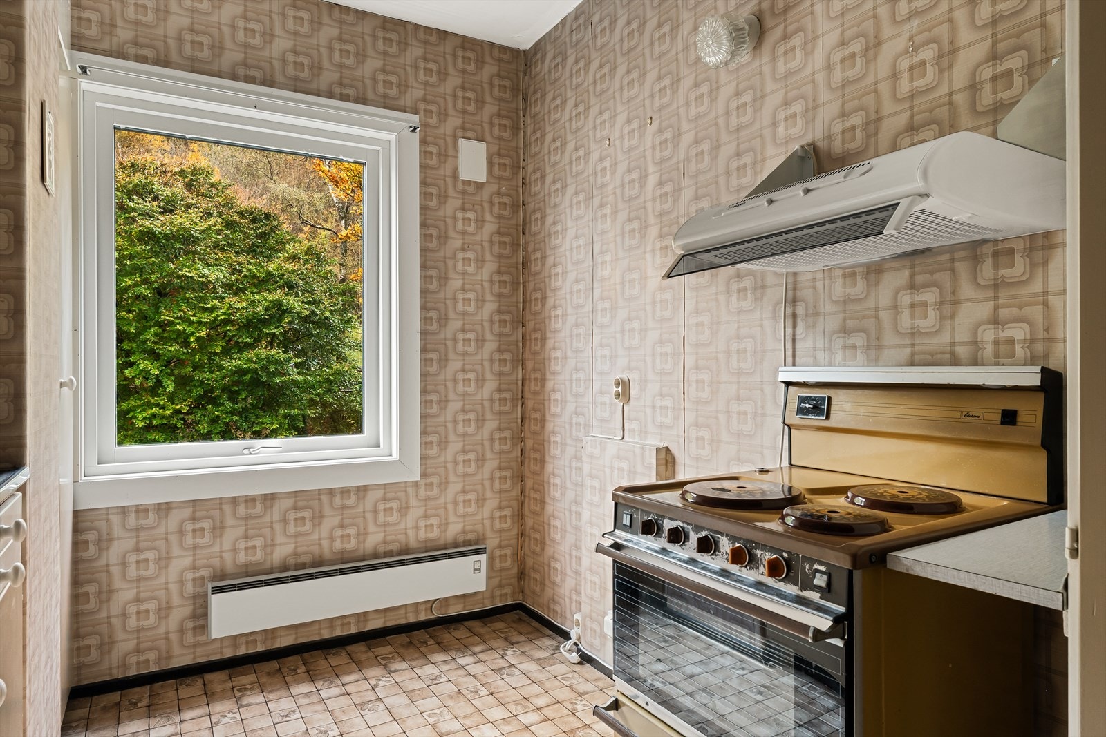 Kjøkkenet er av eldre standard og det er modent for renovering. Galleribilde