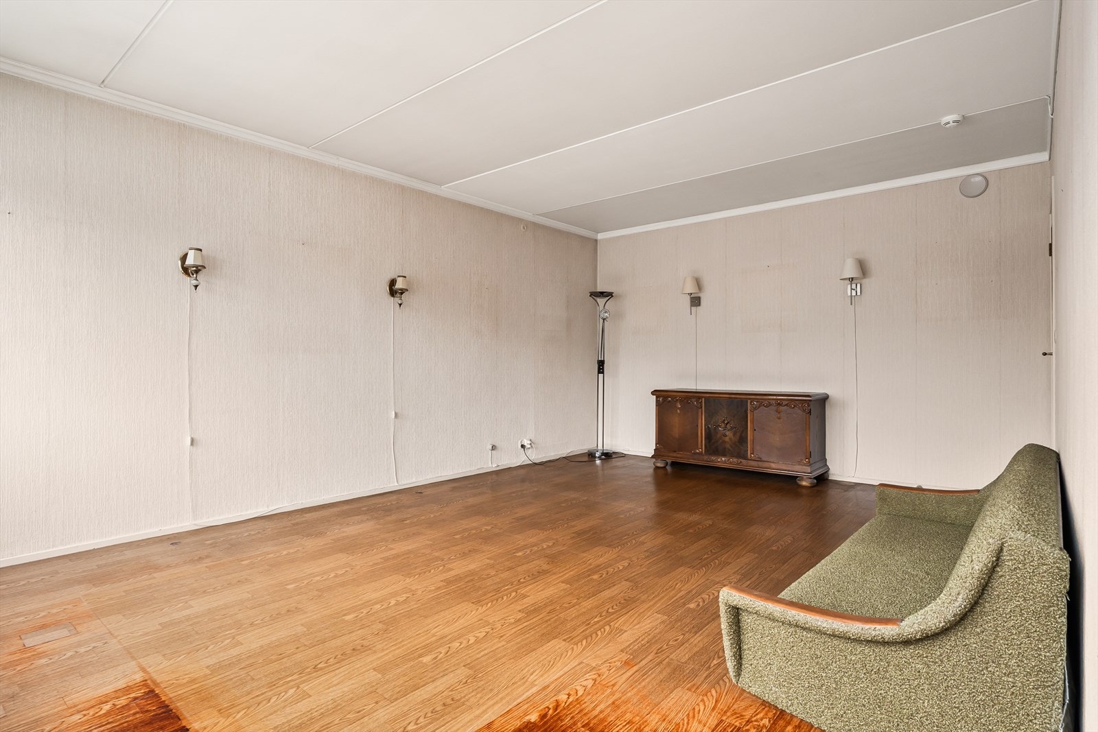 Overflatene er av eldre standard og gir gode muligheter for oppussing og personlig tilpasning. Galleribilde