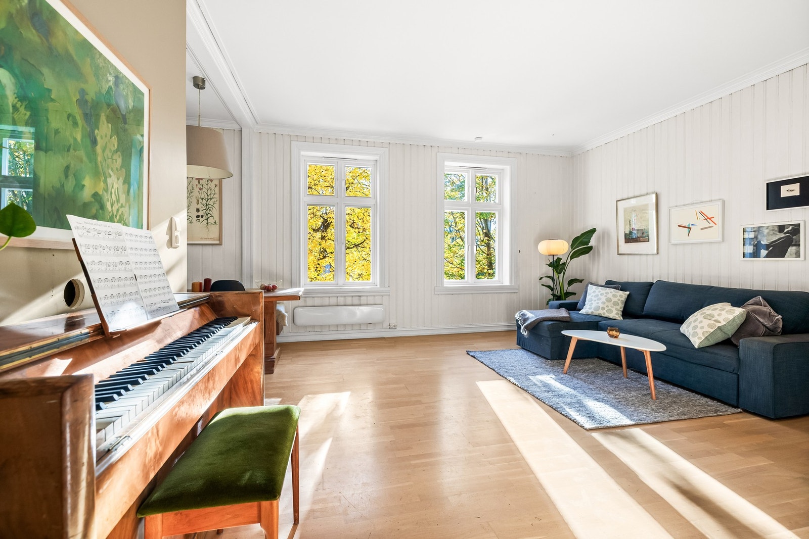 Den store og luftige stuen blir raskt hjemmets naturlige samlingspunkt. Galleribilde