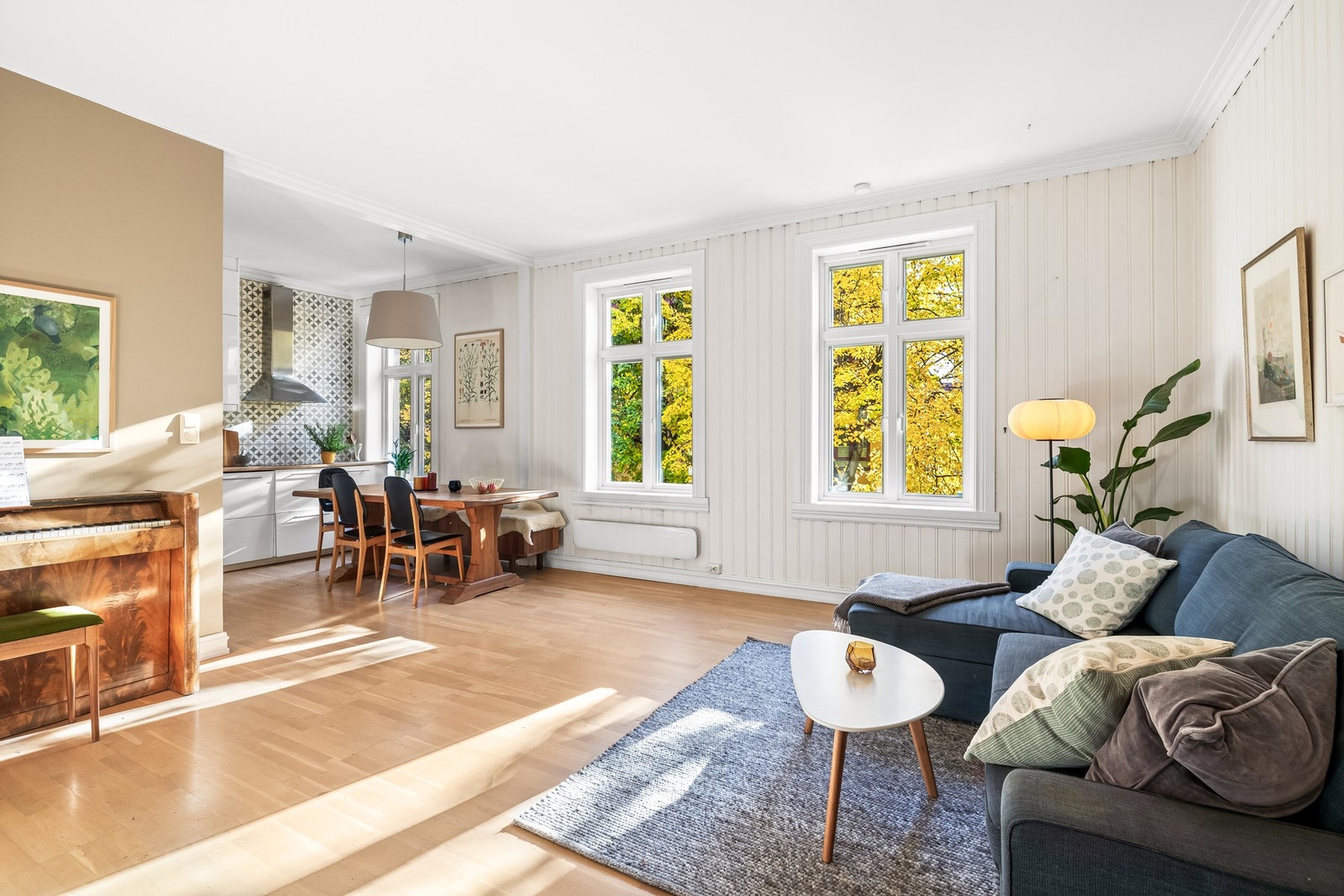 Et nydelig lys fra tre store vinduer. Her er det god plass til både sofaseksjon og stort spisebord. Flere møbleringsmuligheter. Galleribilde