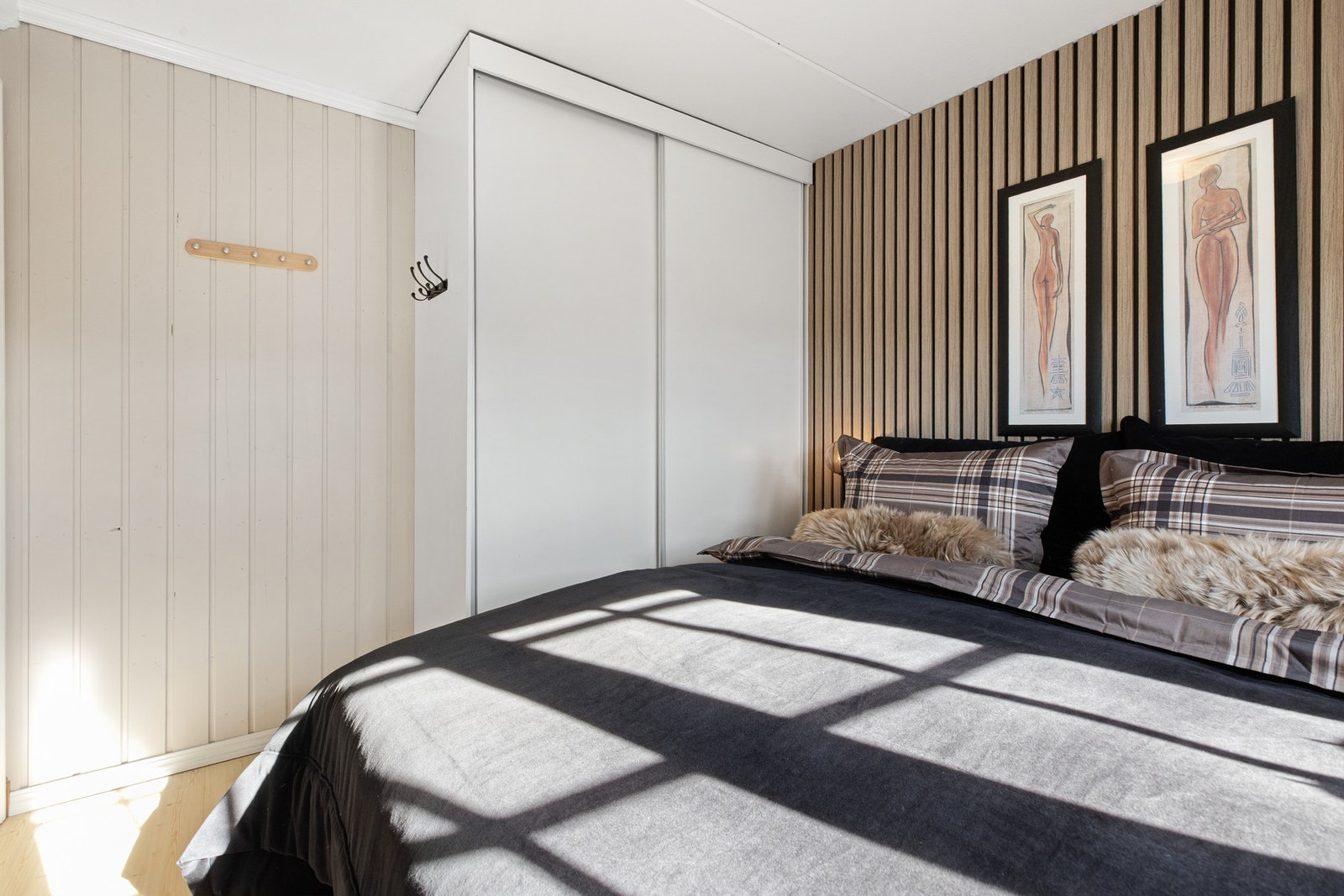 Dobbel skyvedørsgarderobe, det er veggplass til ytterligere skap eller kommode Galleribilde