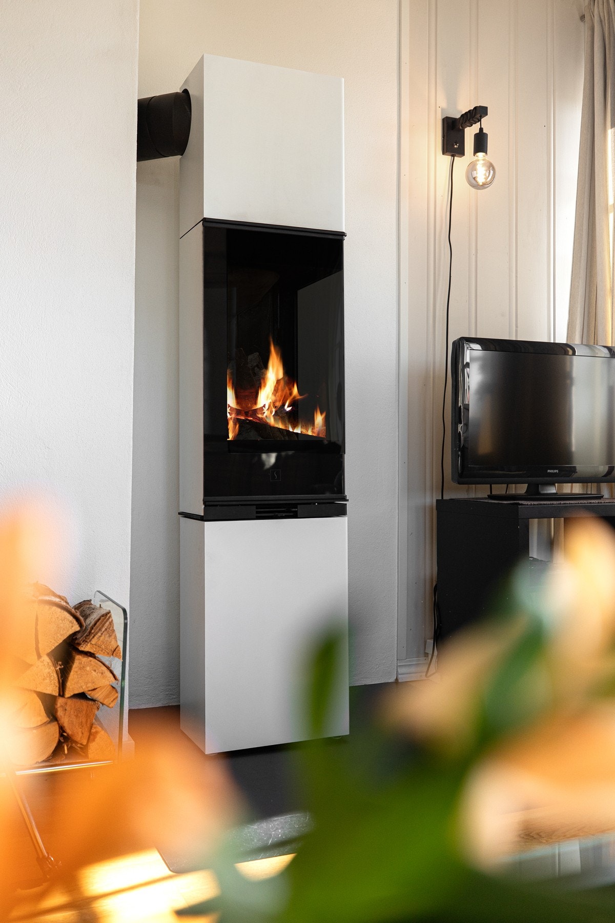 Rommet har en slank og effektiv peisovn som gir god varme og hyggelig stemning. Brannmur og ovnen er fra 2021 Galleribilde
