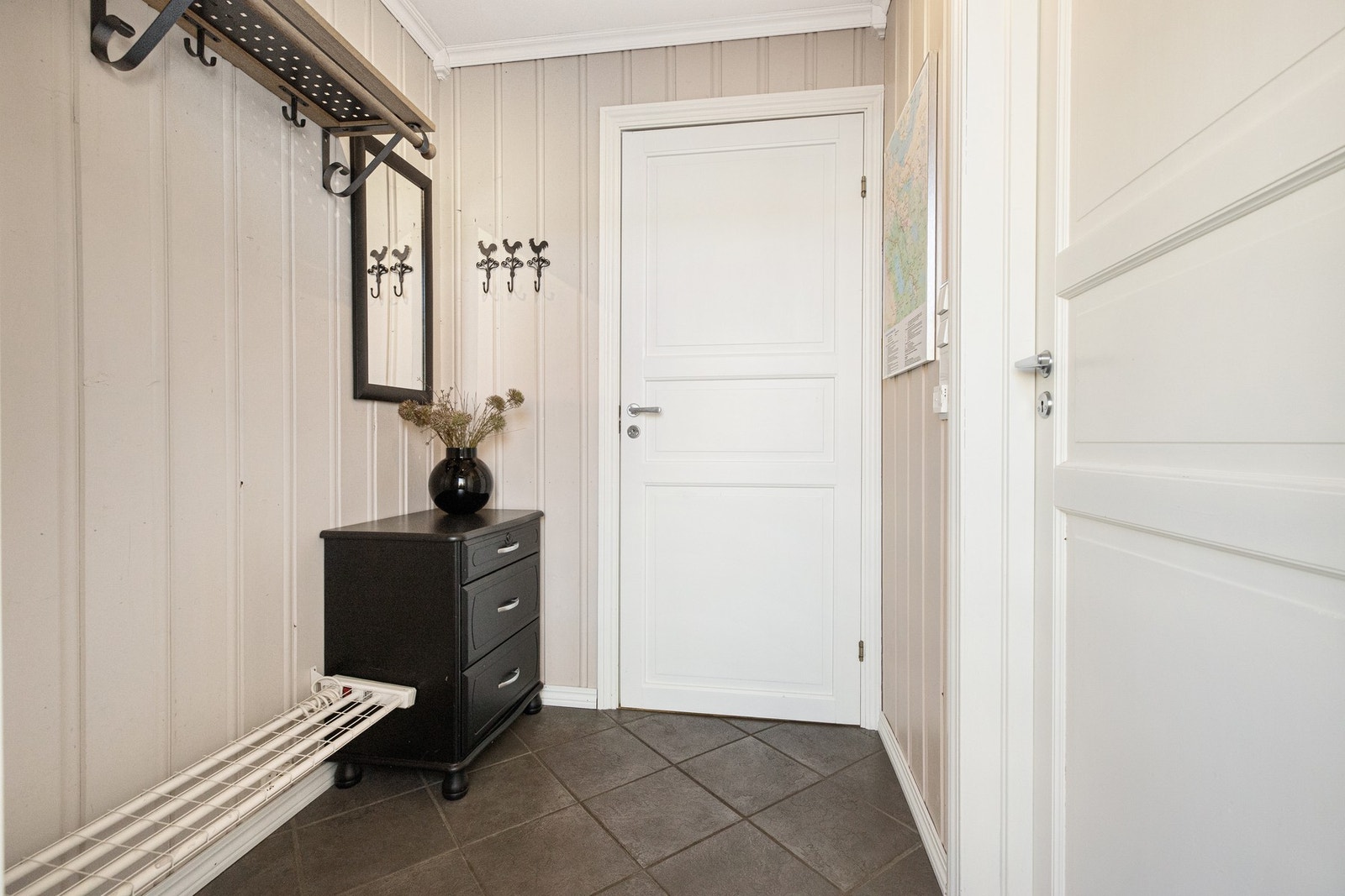 Entré med fliser og varmekabler, lagt nytt i 2004 Galleribilde