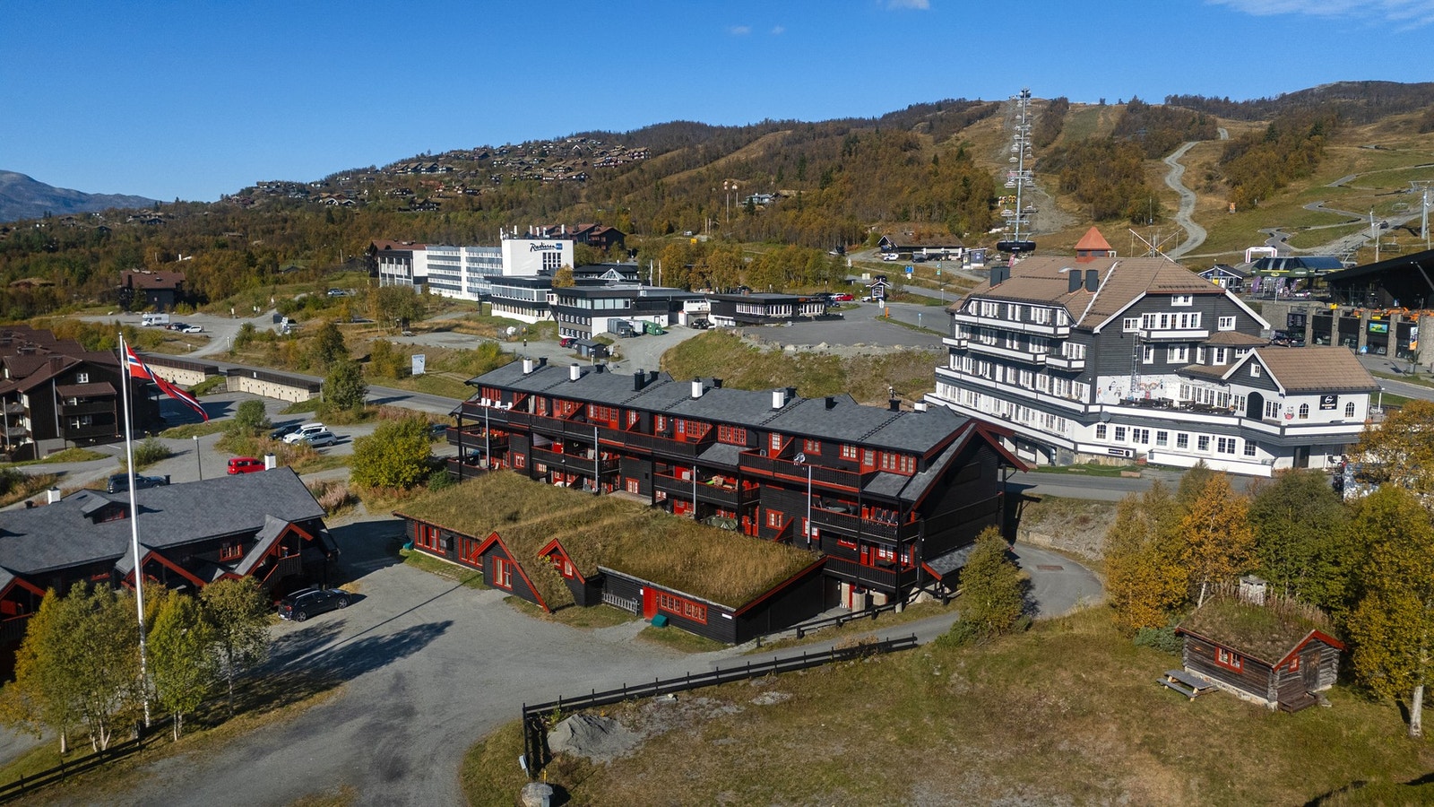 Rett ved siden av Sameiet Hegge er det en hyggelig plass med små hus og romslig plass til lek og aktiviteter. Kort vei til det populære Bergojordet hvor det på vinteren forvandles til et flott lekeområde med akebakker, små hopp, kuleløype og diverse Galleribilde