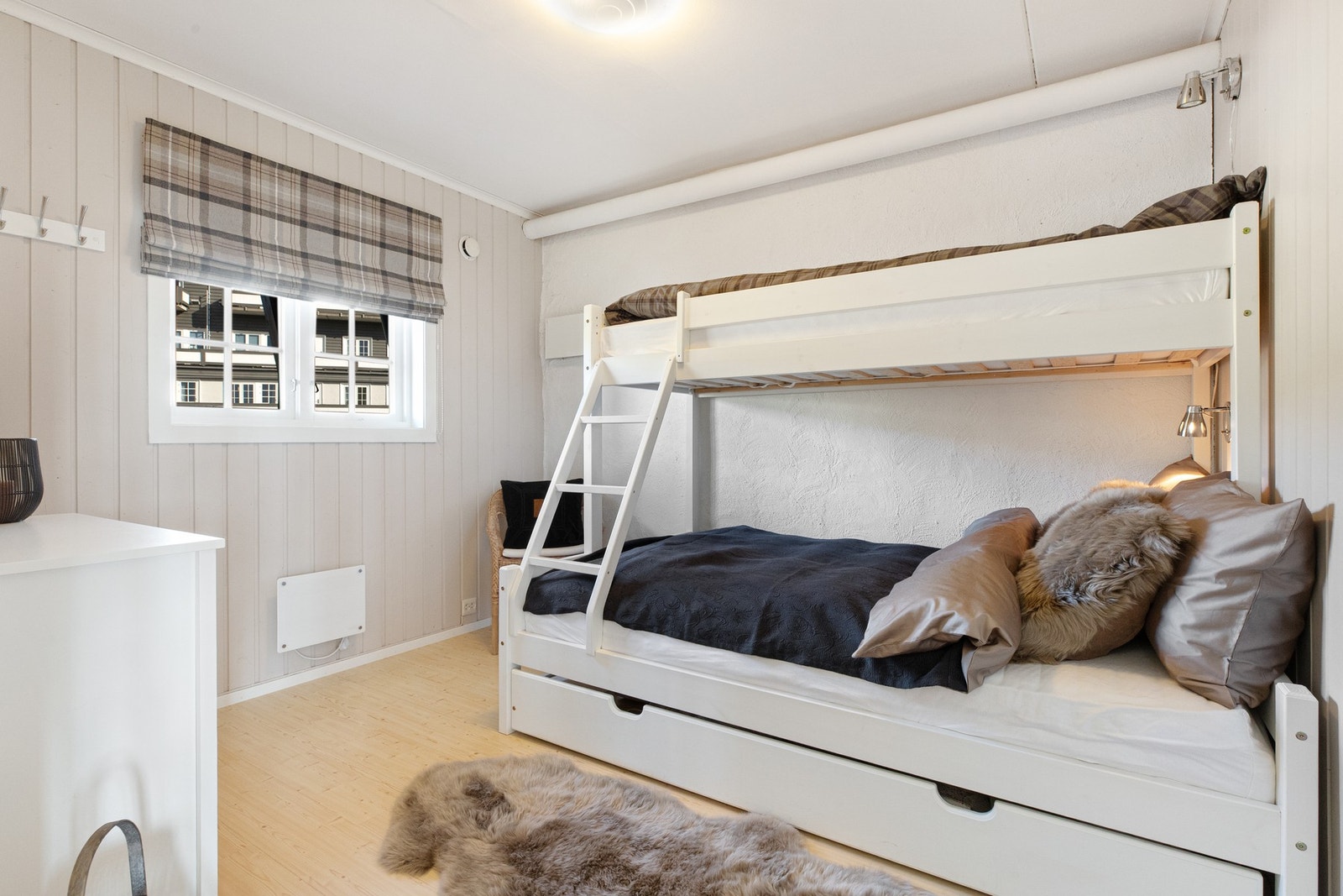 Soverom 2 er innredet med familiekøye og kommode. Rommet har mulighet for garderobe og andre soveromsmøbler ved behov Galleribilde