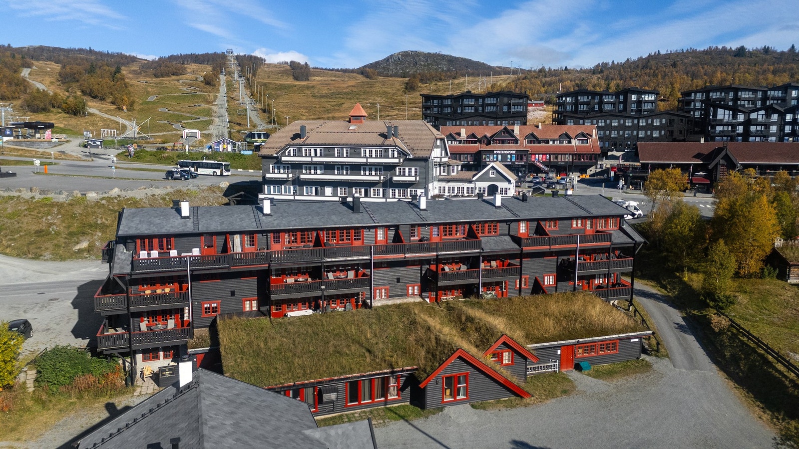 Kort vei til felles oppvarmet smørerom samt bod. Eiere av leiligheten disponerer denne boden, den ligger i seksjon 49 og er bod nr. 21. Det betales leie for denne boden pr. år, se kostnad under "faste, løpende kostnader" Galleribilde