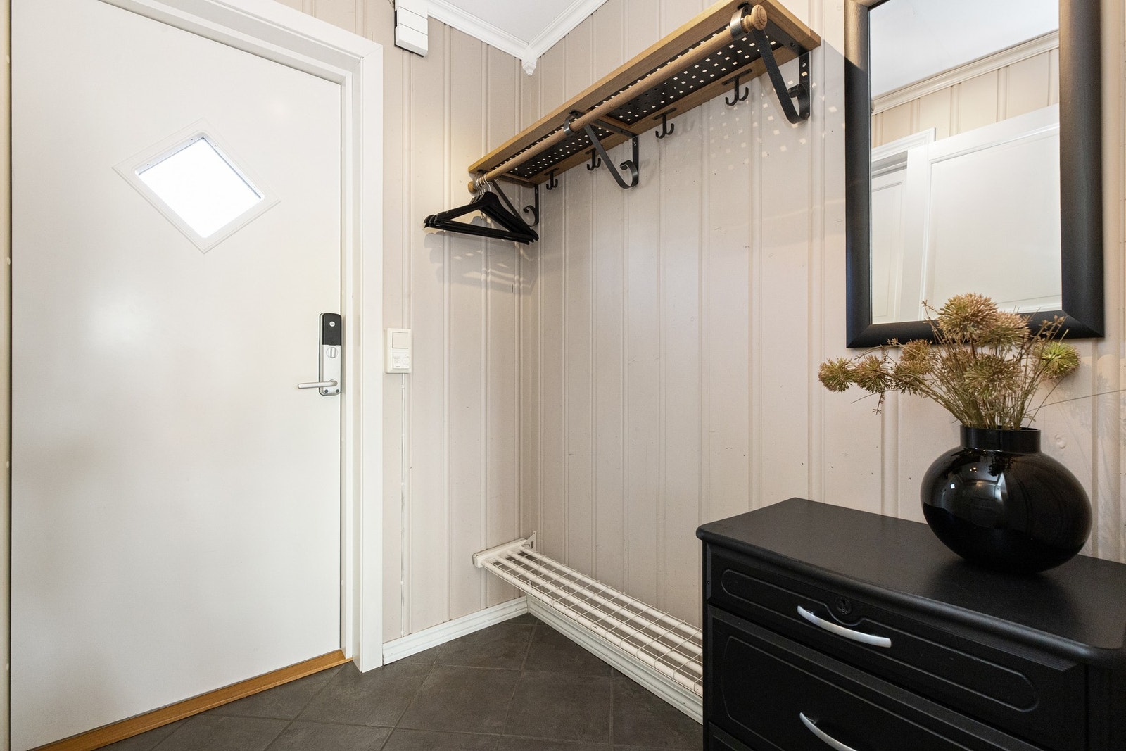 Skohylle med varme, hylle med knagg og stang for klær Galleribilde