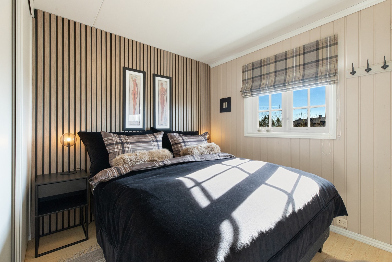 På hovedsoverommet har den ene veggen spiler som gir en fin kontrast og lunhet til rommet Galleribilde