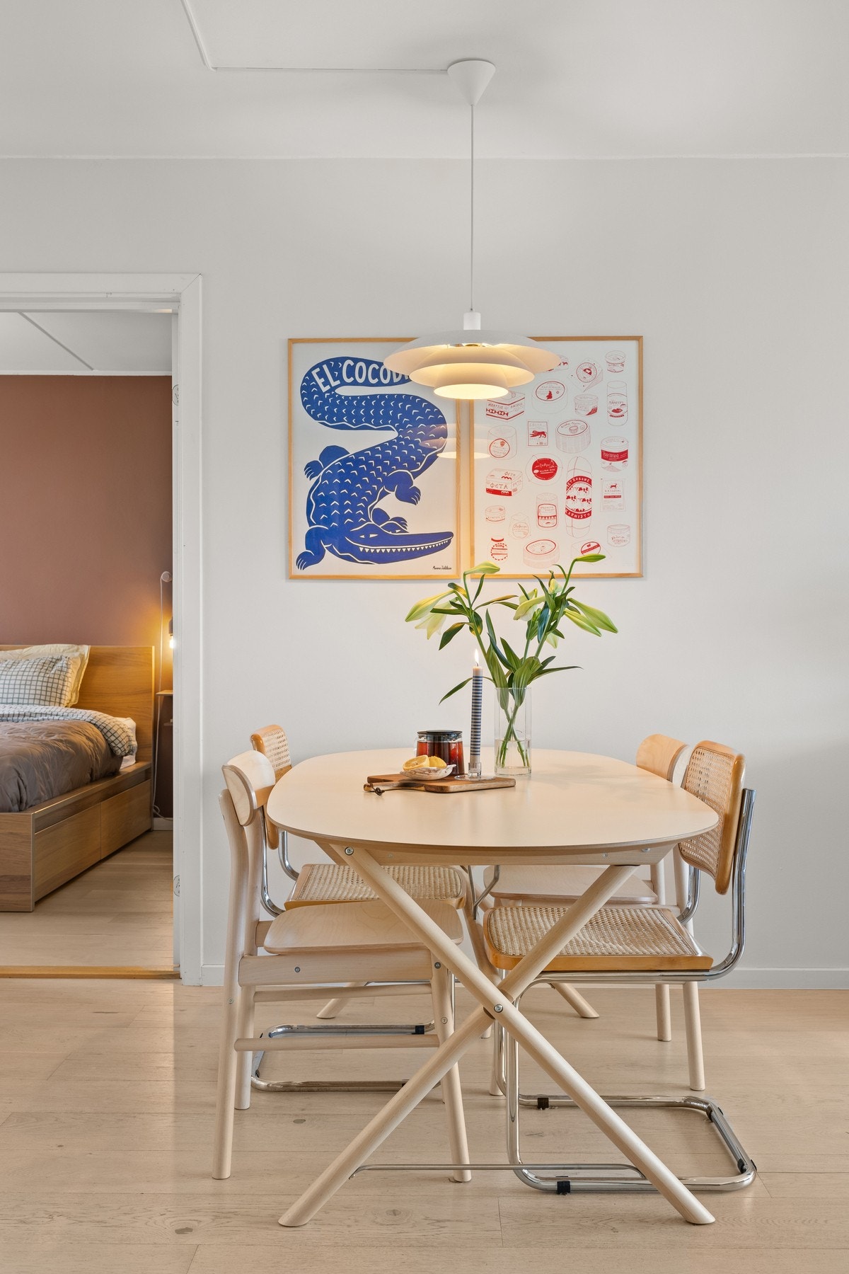 Gode innredningsmuligheter med plass til romslig sofagruppe og spisebord. Galleribilde