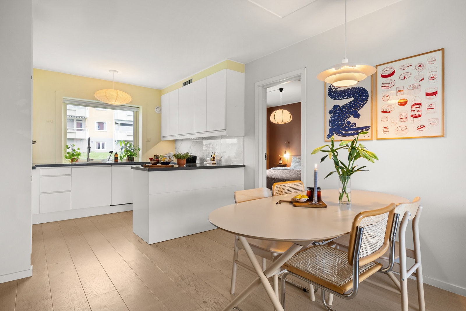 Ikea kjøkkeninnredning med glatte hvite skapfronter med integrerte håndtak. Ny kjøkkeninnredning i 2013. Galleribilde
