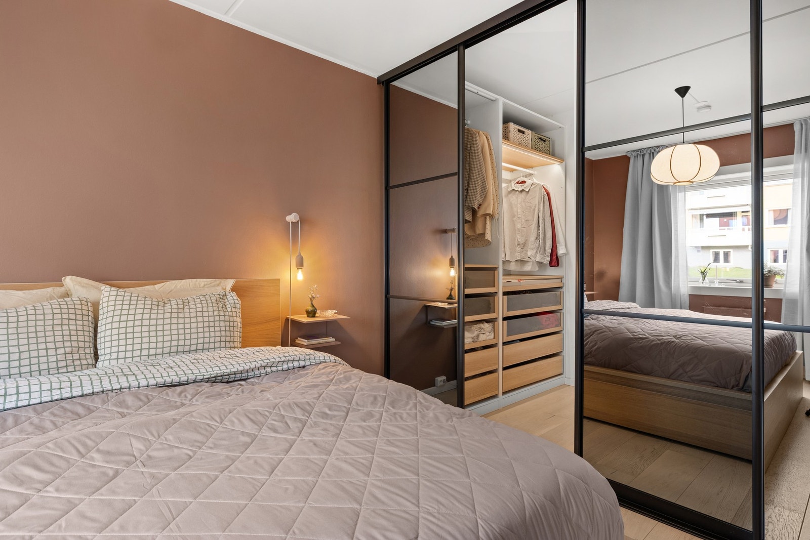 Hovedsoverom. Praktisk walk-in-garderobe i tilknytning til soverom 1. Galleribilde