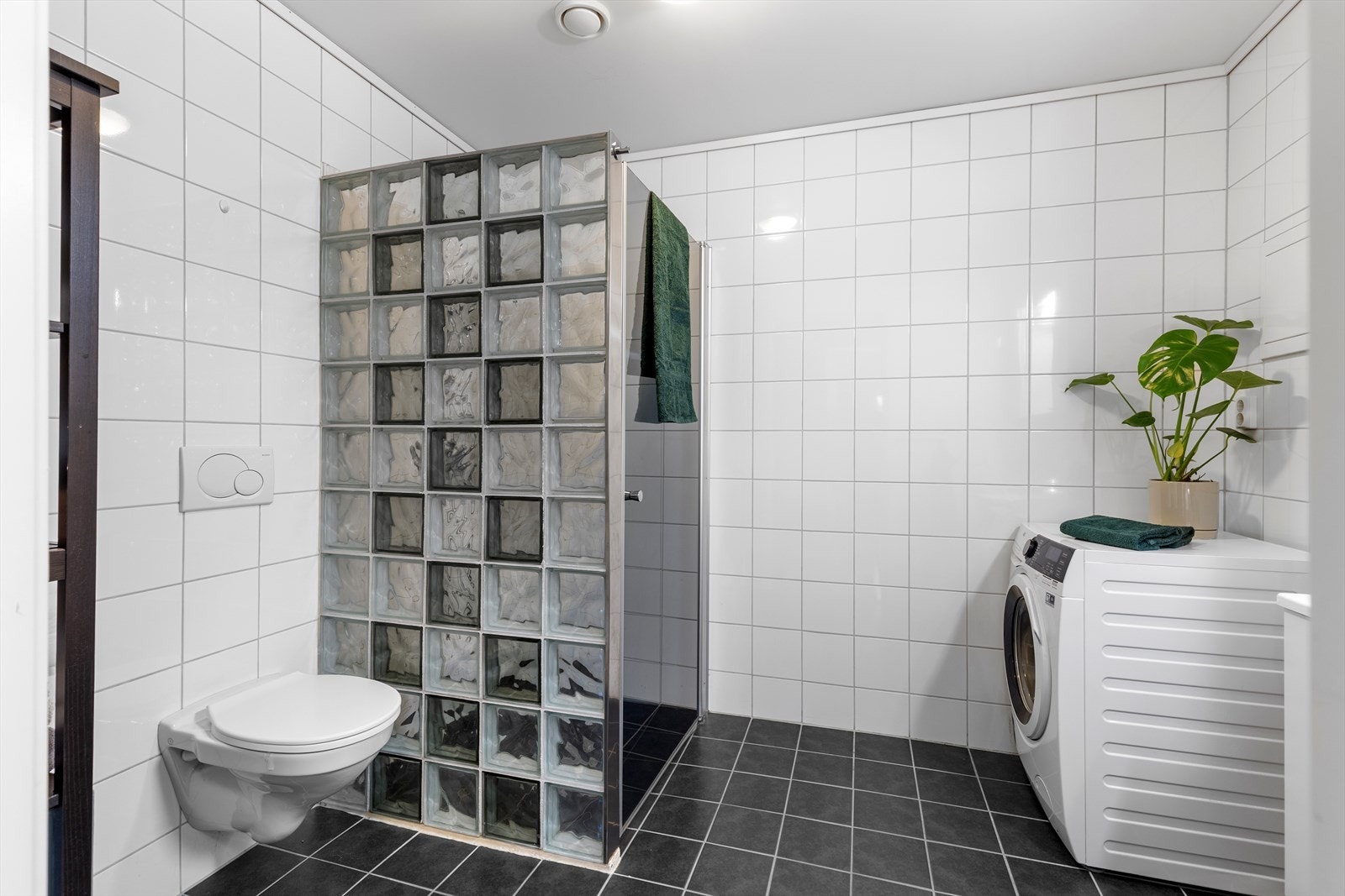 Badet er romslig på 6 m² med fliser på gulv og vegger. Galleribilde