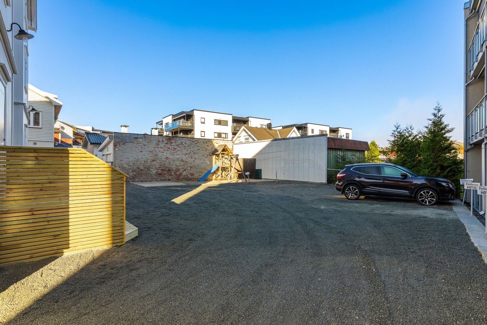 Gruset gårdsplass på sameiets tomt og lekeplass Galleribilde