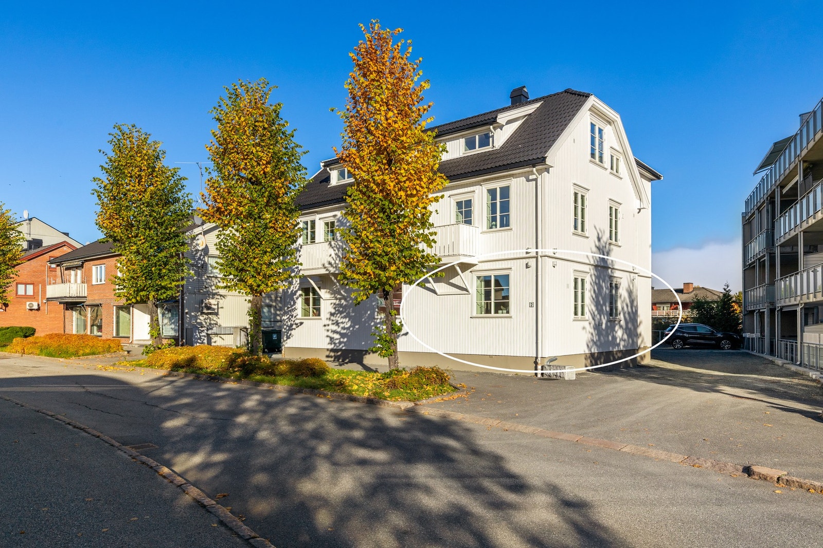 Leiligheten ligger i 1. etasje i et nyoppusset bygg sentralt beliggende i Hokksund Galleribilde