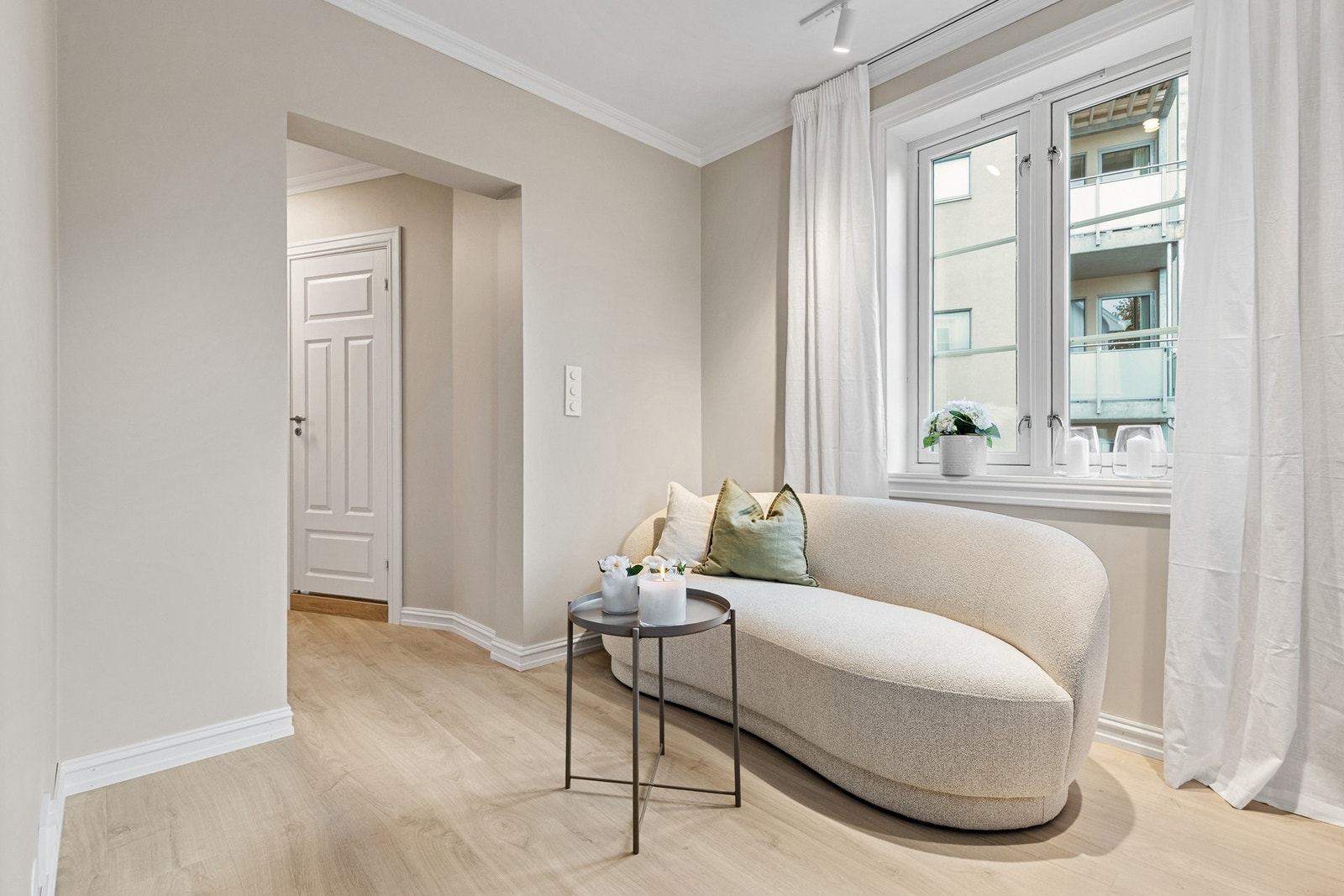 Rommet har godt med lysinnslipp fra to sider og det er fin plass til sofa Galleribilde