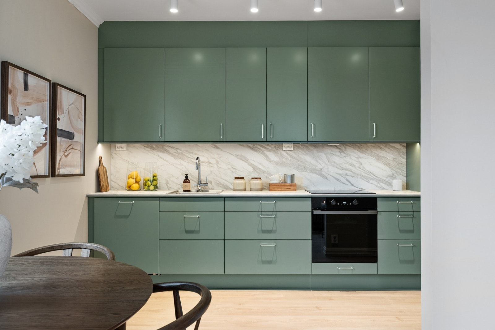 Pen kjøkkeninnredning fra 2025 med vannstoppsystem og komfyrvakt Galleribilde