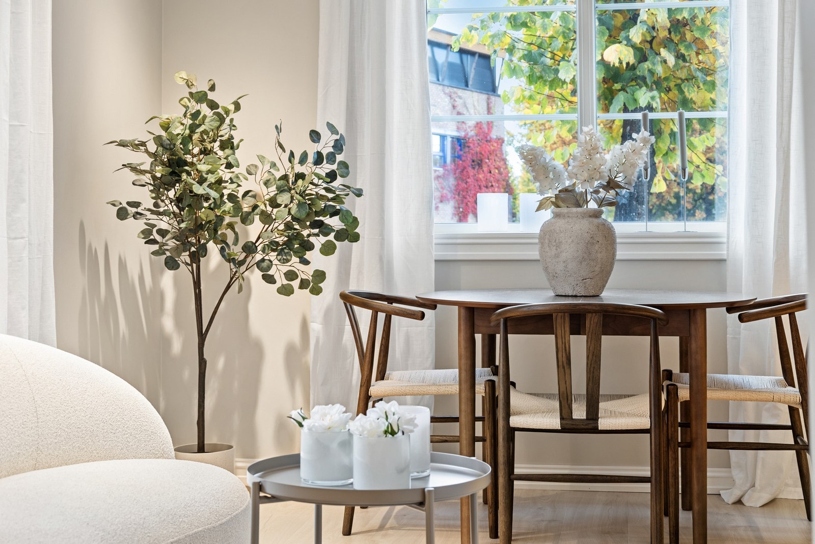 Spisebordet er smart plassert i overgangen mellom kjøkken og stue Galleribilde