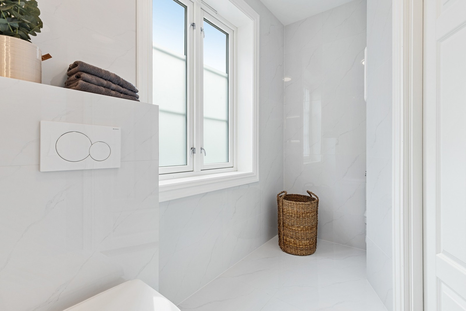 Rommet har opplegg for vaskemaskin og elektriske varmekabler i gulv Galleribilde