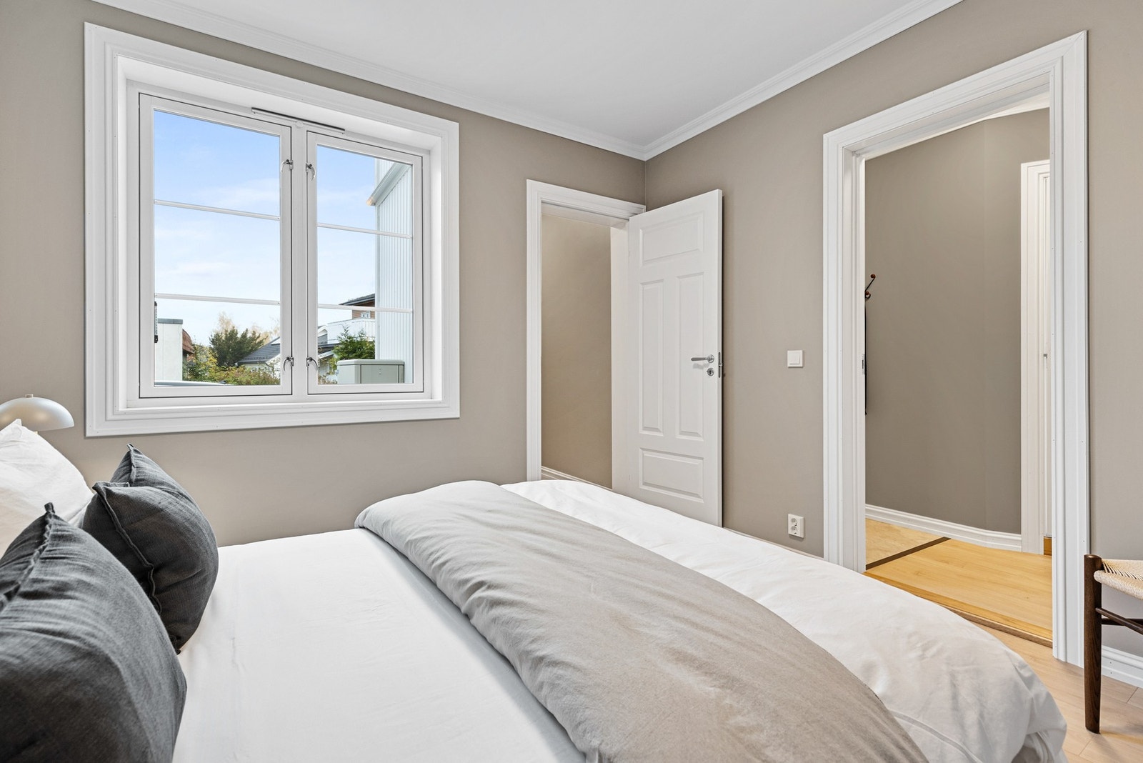 Rommet har fin plass til dobbeltseng, nattbord og øvrig møblement, samt direkte adkomst til bod for oppbevaring Galleribilde