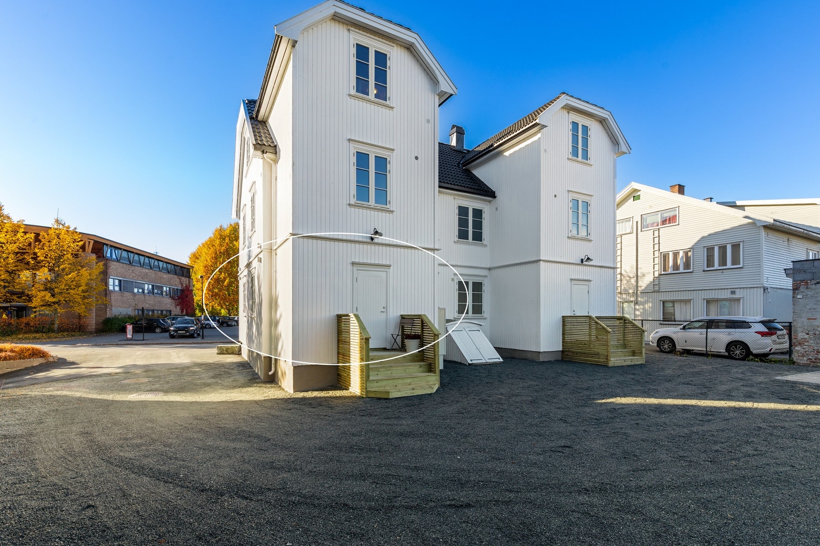 Bygget har ny bordkledning fra 2021, og ytterveggene er etterisolert med totalt 15 cm mineralull Galleribilde