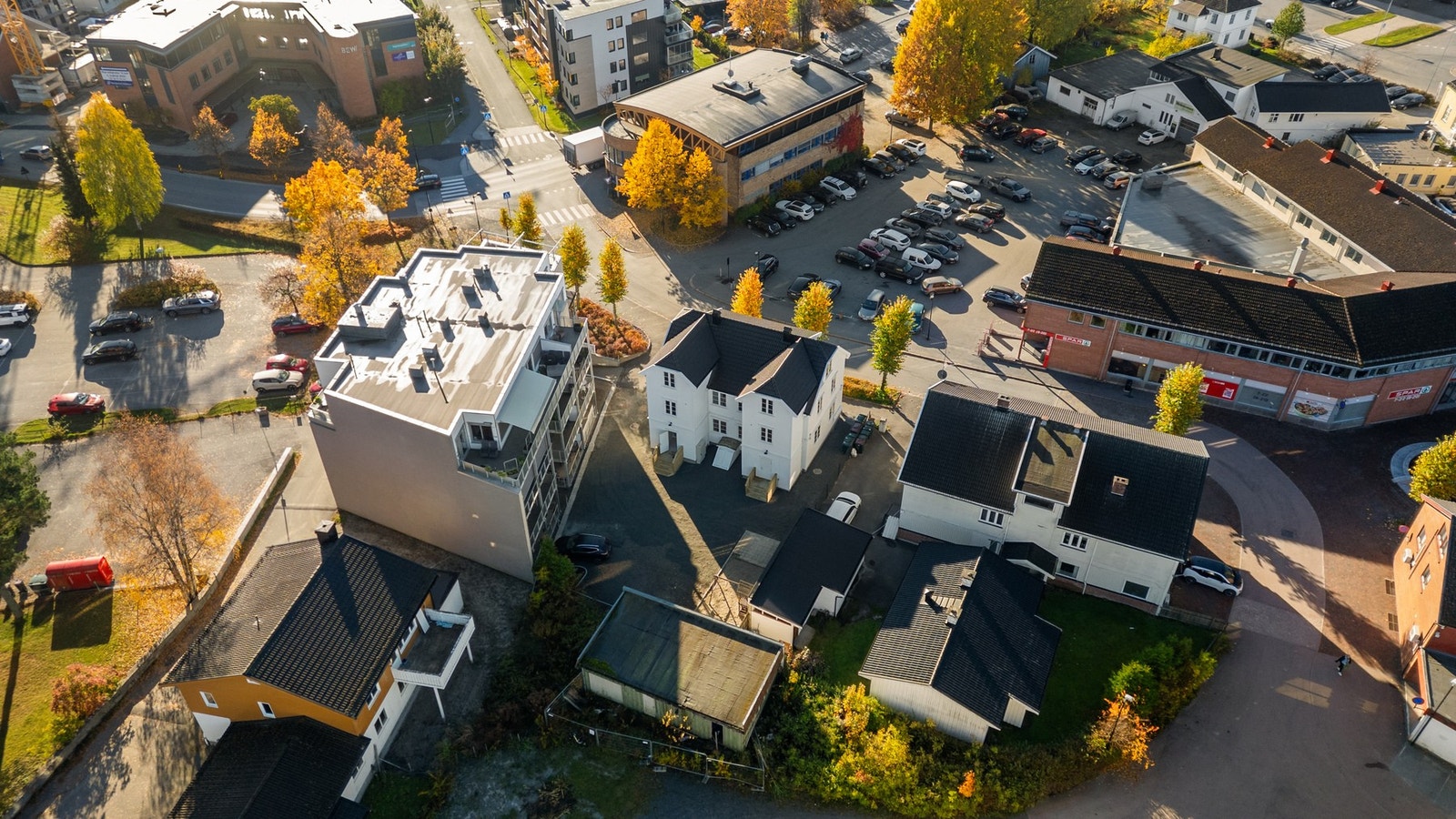 Leiligheten har en sentral beliggenhet i et etablert område av Hokksund, med kort gangavstand til matbutikk, buss- og togstasjon samt sentrum Galleribilde