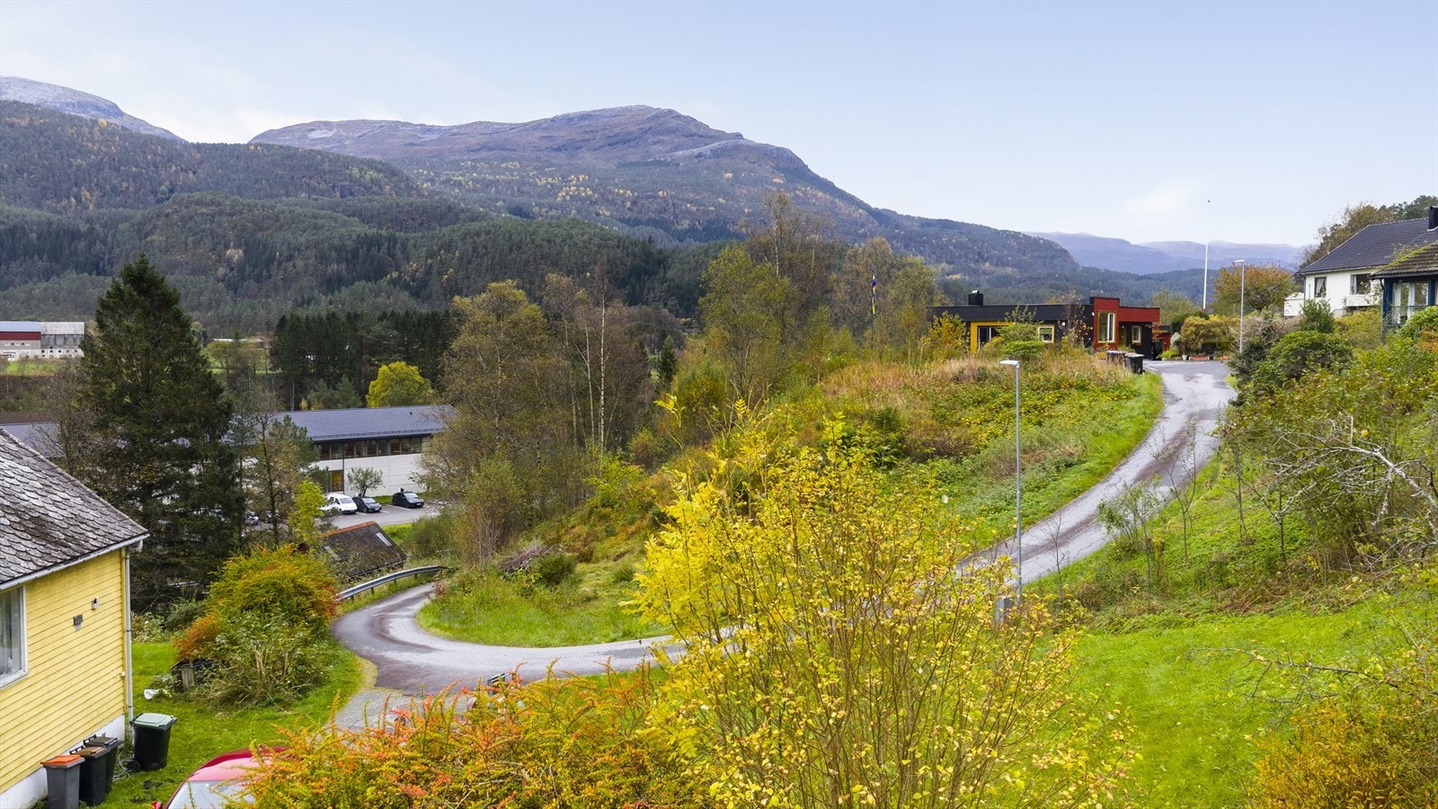 Tomta ligger til etablert vei og offentlige VA-ledninger. Galleribilde