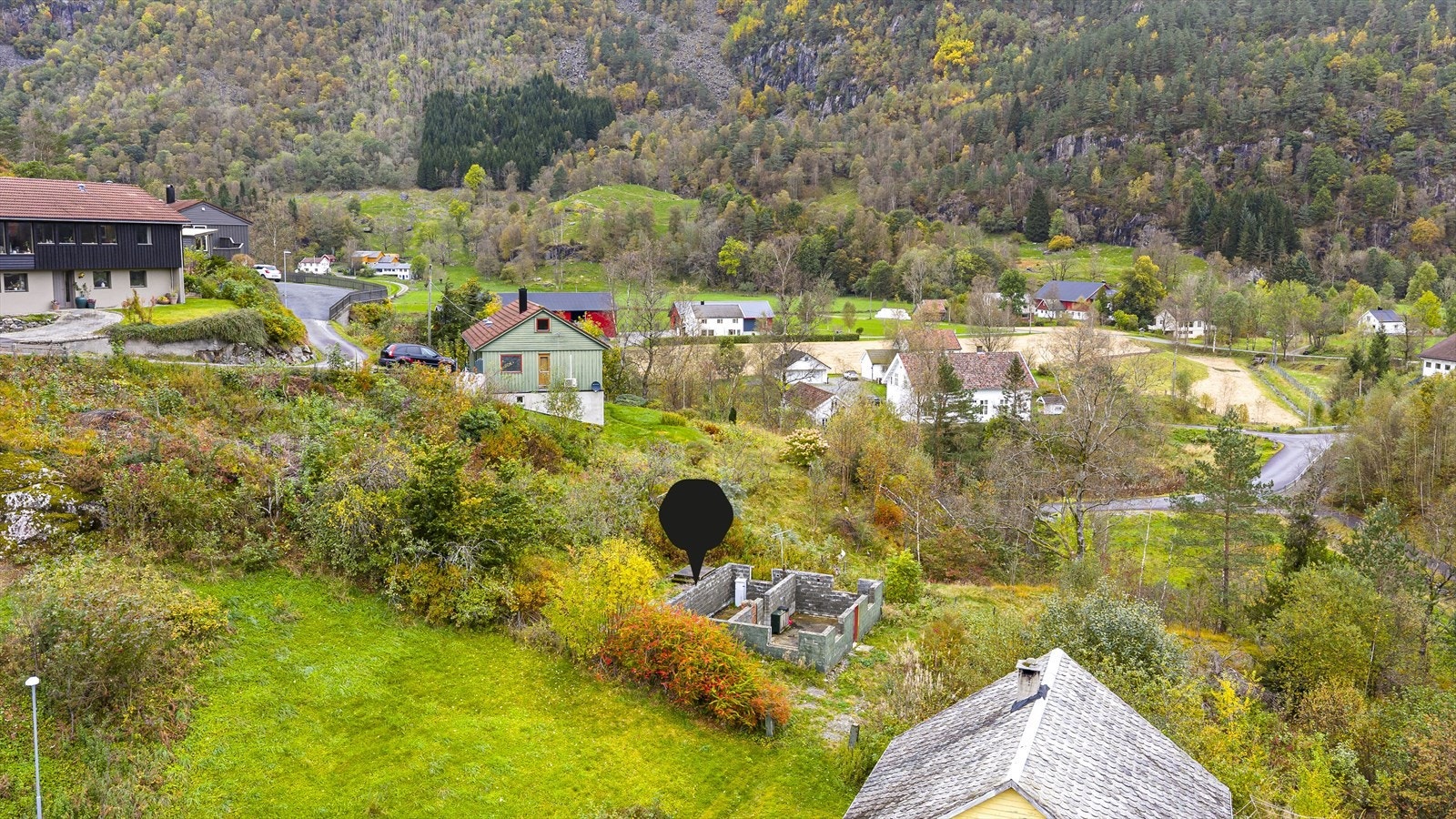 Det er påbegynt riving av et bolighus på tomta, kun grunnmuren står igjen. Galleribilde