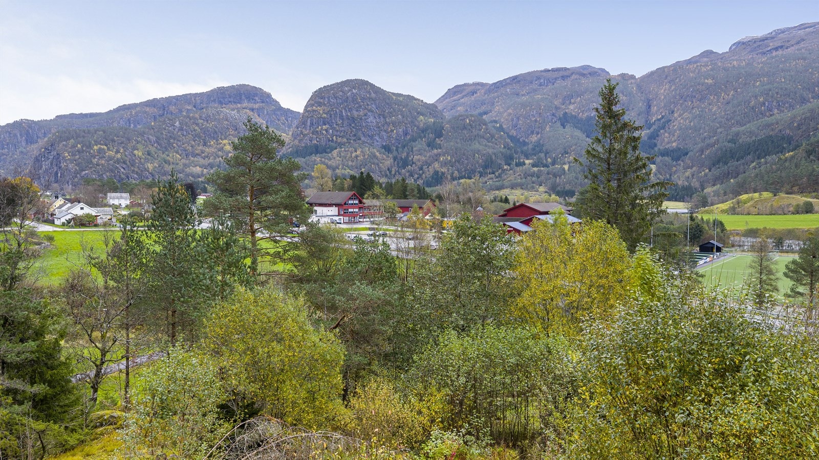 Eiendommen ligger på et høydedrag med flott utsikt mot omkringliggende fjell og dalføre. Galleribilde