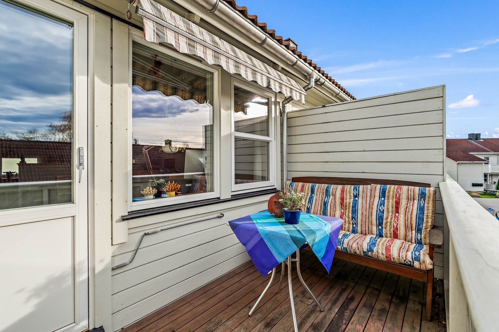 Verandaen er vestvendt og har god plass til en hyggelig loungegruppe. Galleribilde