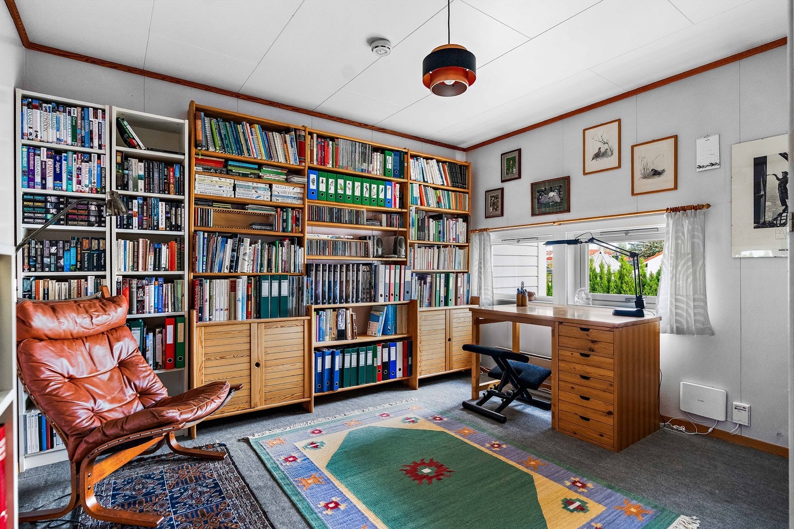 Rommet er i dag innredet som et bibliotek. Her er det gode innredningsmuligheter! Galleribilde