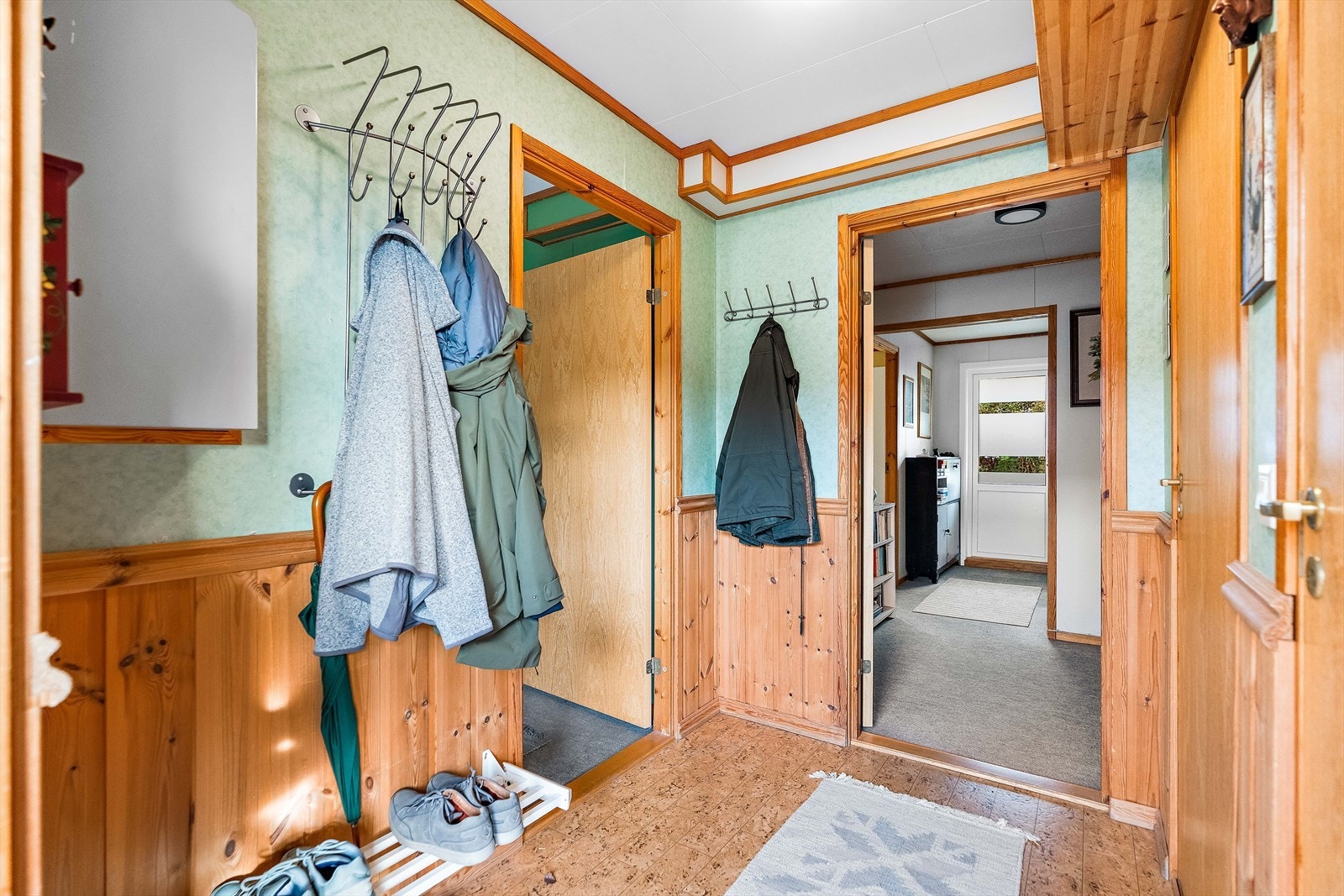 Velkommen inn! Romslig entré med plass til å henge fra seg yttertøyet. Galleribilde