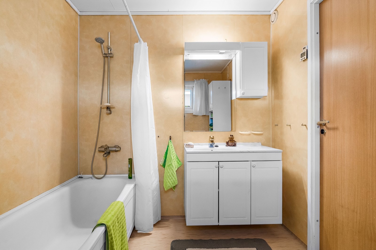 På badet er det innredning med servant og badekar. Galleribilde