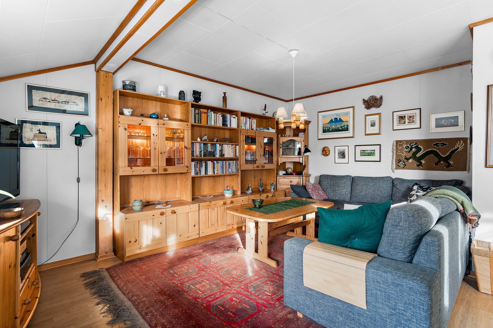 Det er en romslig stue med god plass til sofagruppe og tilhørende mediemøblement. Galleribilde