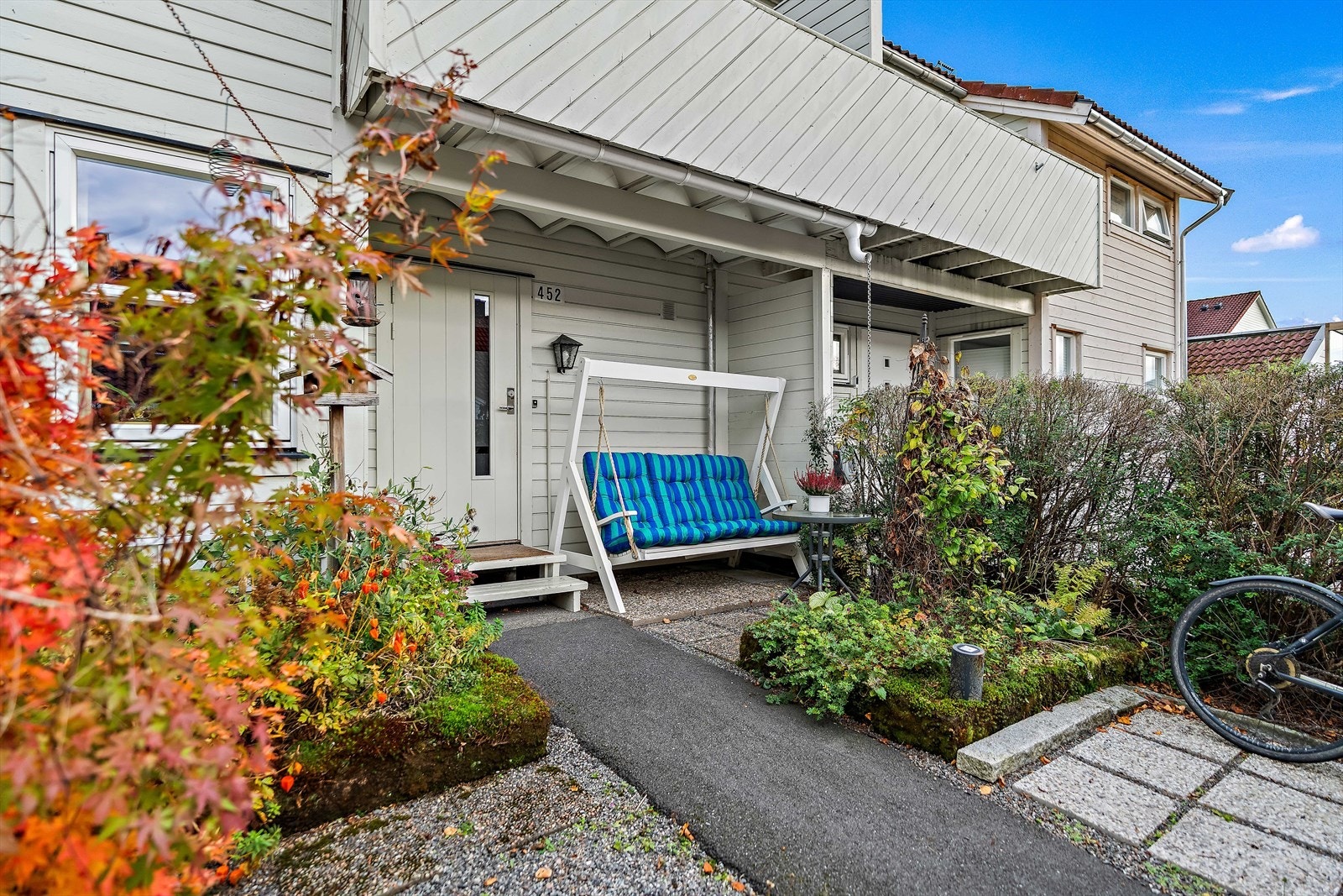 Under overbygget er det en lun og fin plass til en sittegruppe. Det er lagt DryppStop på verandaen, slik at det ikke drypper vann fra verandaen. Galleribilde