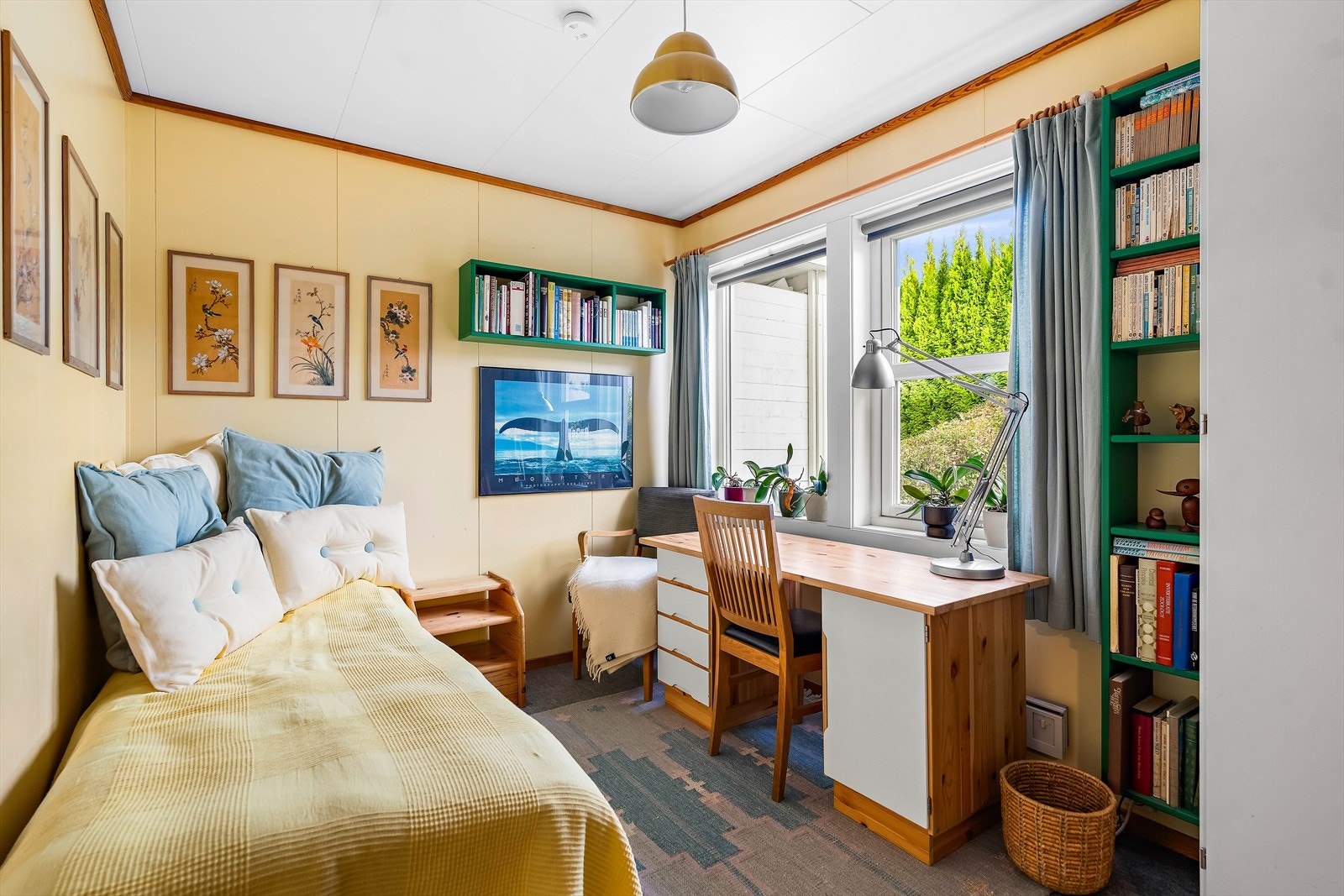 Gjestesoverom med god plass til seng, nattbord og oppbevaring. Galleribilde