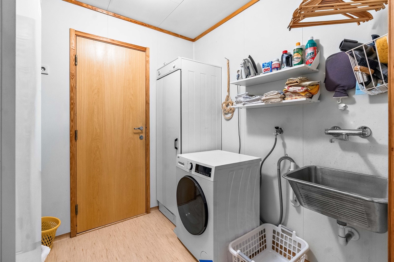 Praktisk vaskerom med opplegg for vaskemaskin. Galleribilde