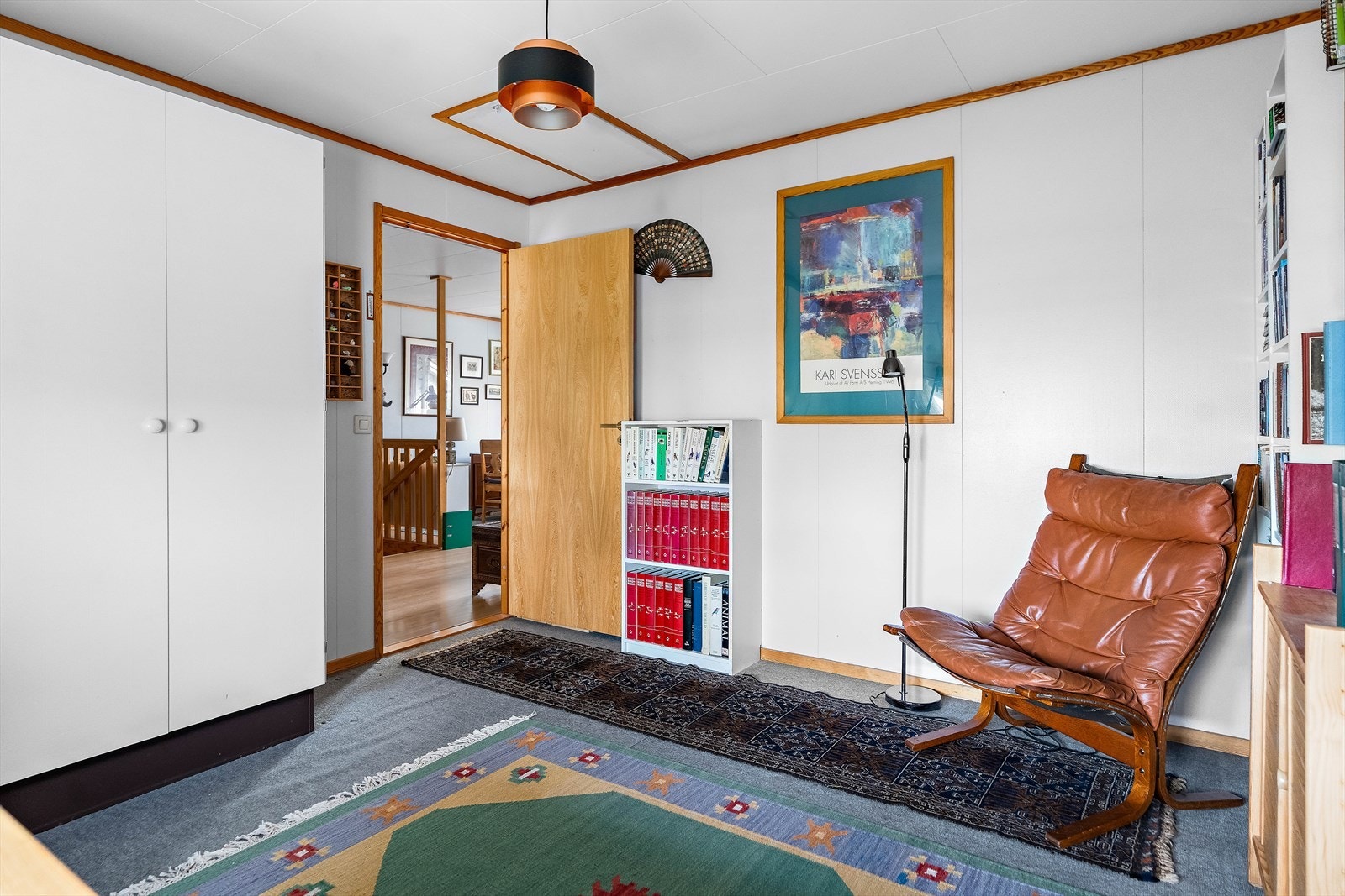 Boligen har totalt tre soverom, ett i 2. etasje og to i 1. etasje. Galleribilde