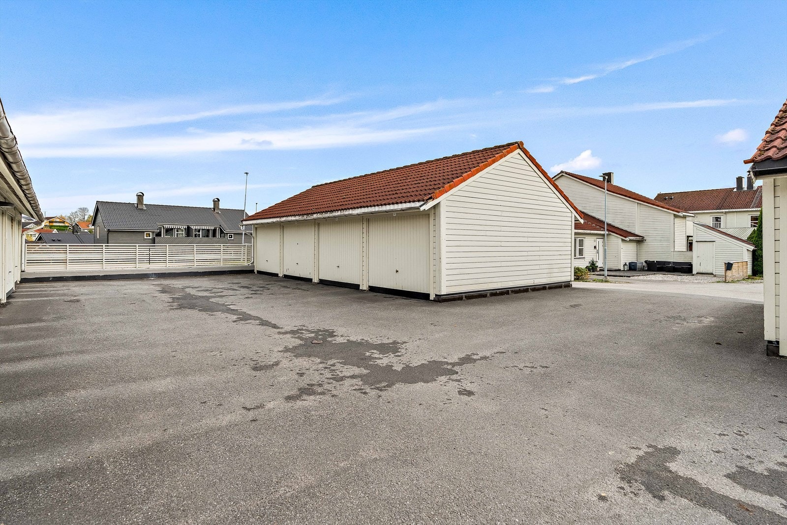 Boligen disponerer en garasjeplass med elbillader. Galleribilde