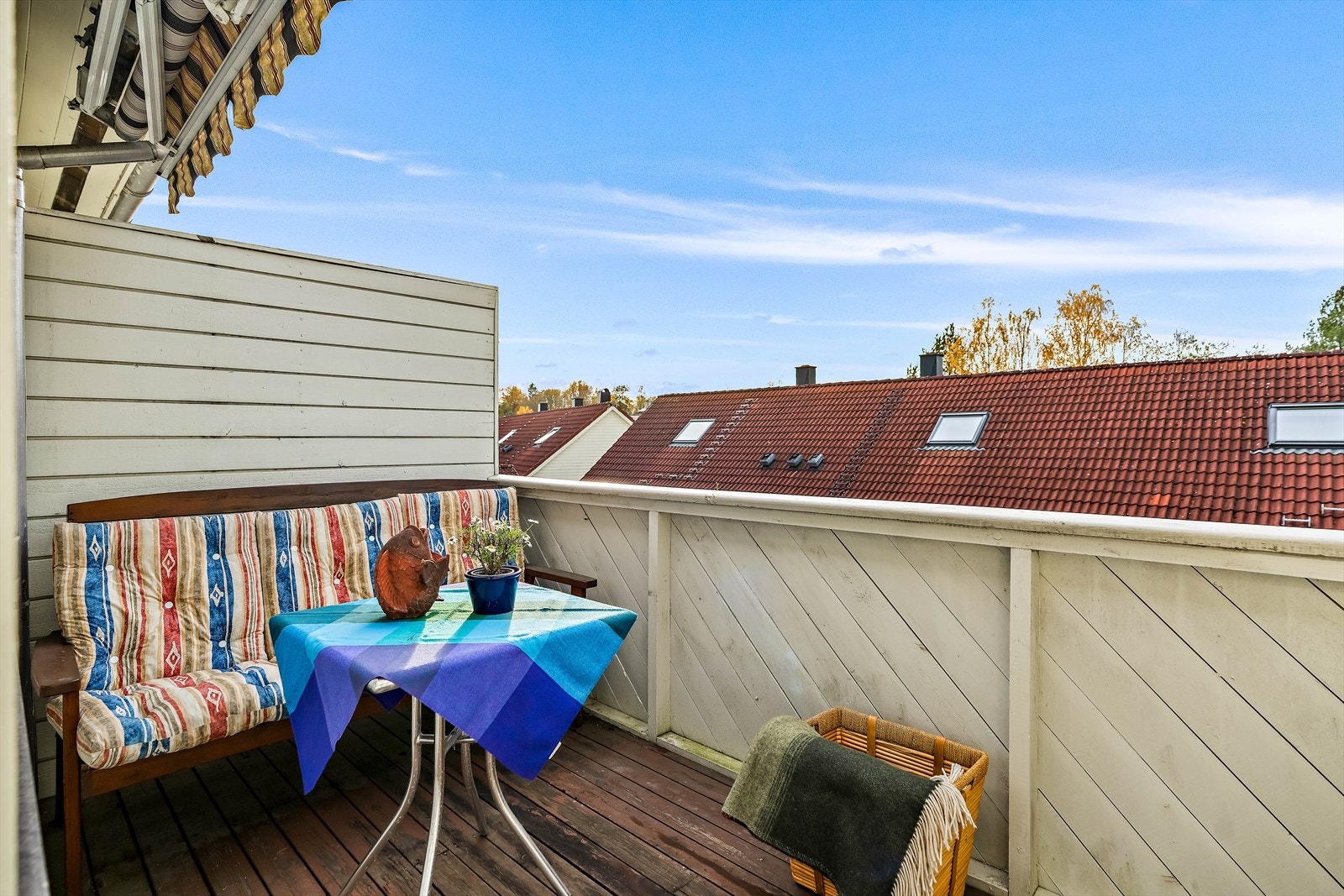 Boligen har totalt 3 uteplasser! Her er man sikret gode solforhold. Galleribilde