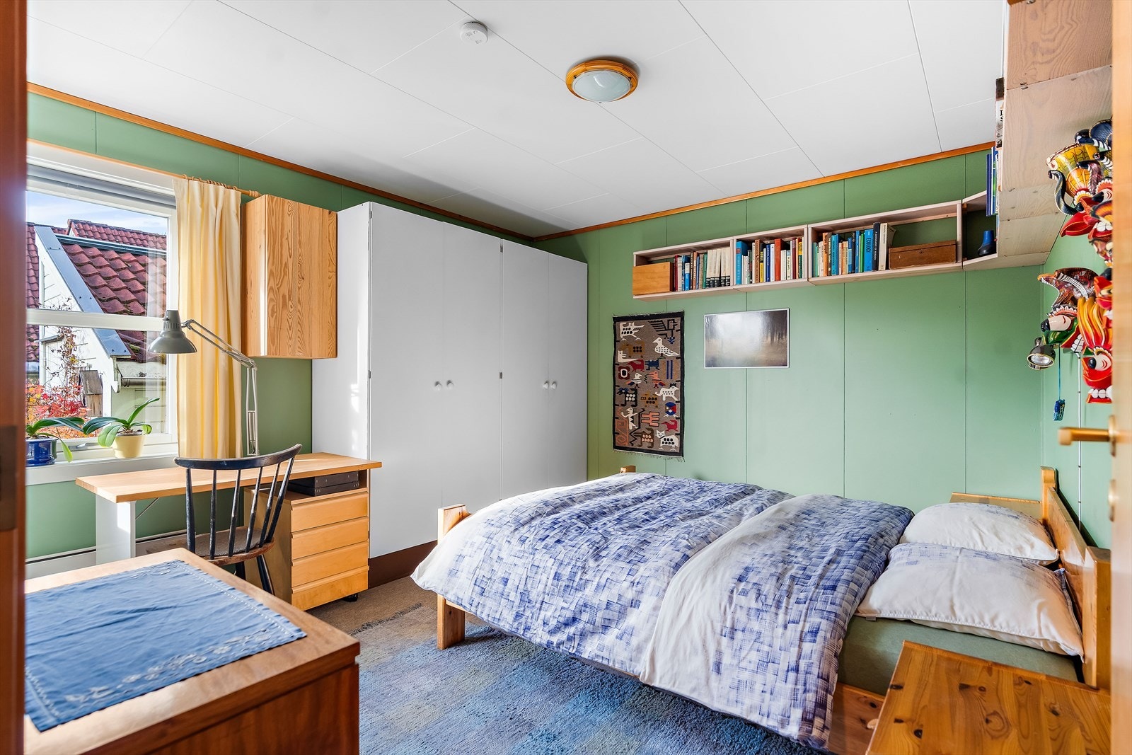 Hovedsoverommet er stort og har god plass til dobbeltseng, nattbord og garderobeløsning. Galleribilde