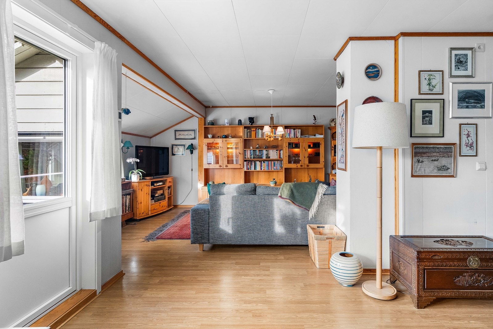 Vindusflatene gir godt med lysinnslipp i stuen, og det er videre utgang til vestvendt veranda. Galleribilde