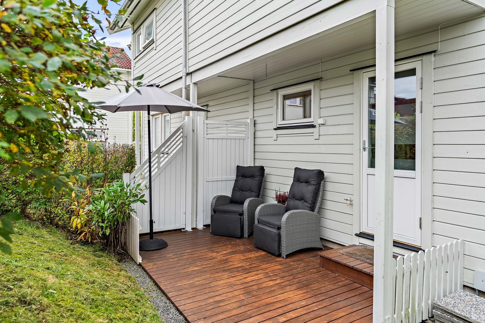 Terrassen har plass til en hyggelig sittegruppe. Her er det også utekran og stikkontakt. Galleribilde