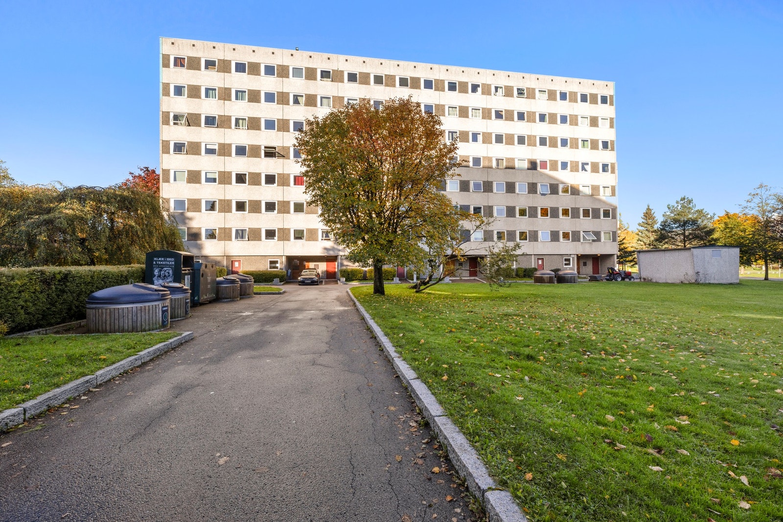 Velhold bygg fra 1968 med store grøntområder. Galleribilde