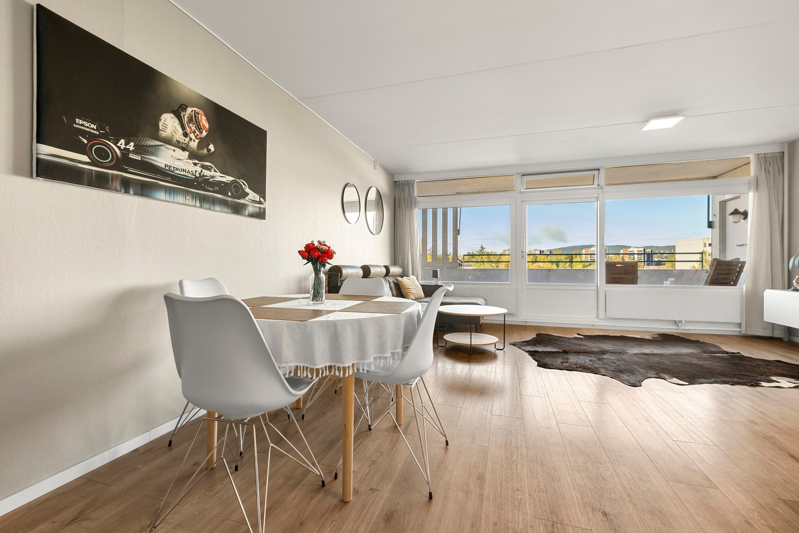 Her er det plass til spisebord for hele familien, og den åpne løsningen gir en sosial atmosfære. Galleribilde