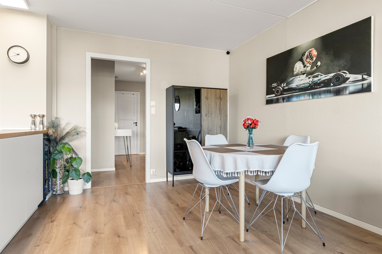 Lyst og trivelig spiseområde med god plass til middager og hverdagskaffe. Galleribilde