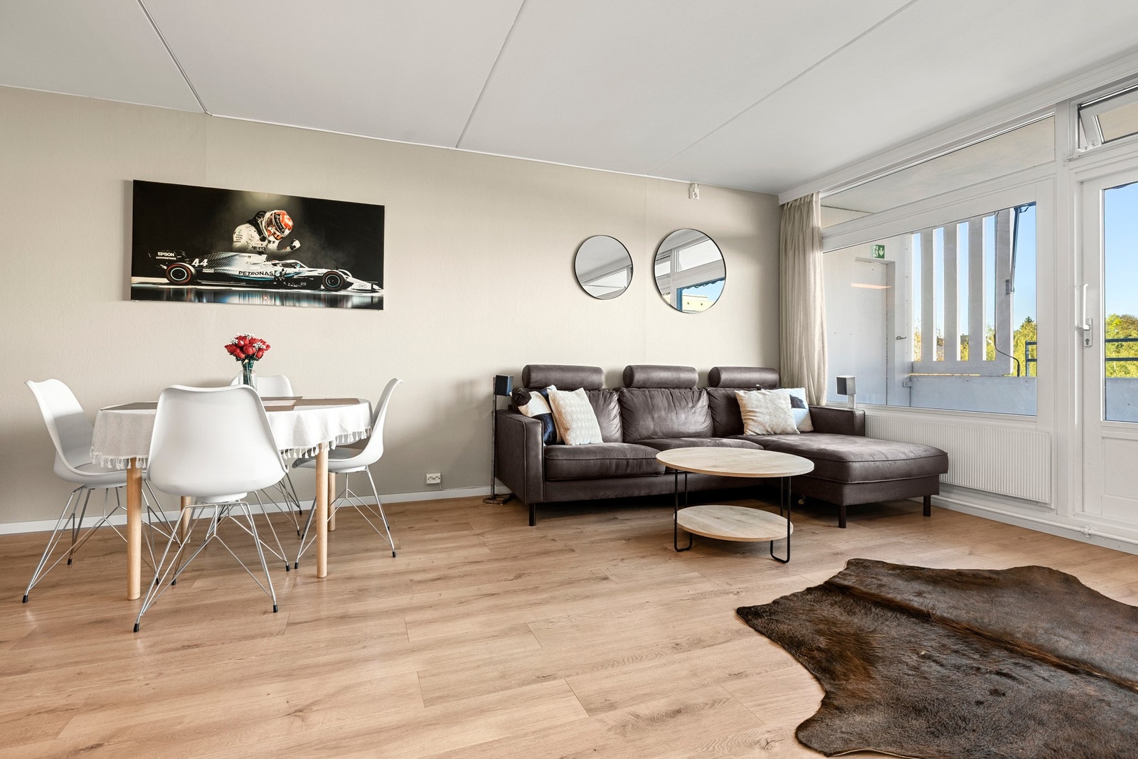 Laminatgulv og nøytrale farger gjør det enkelt å innrede etter egen stil. Galleribilde