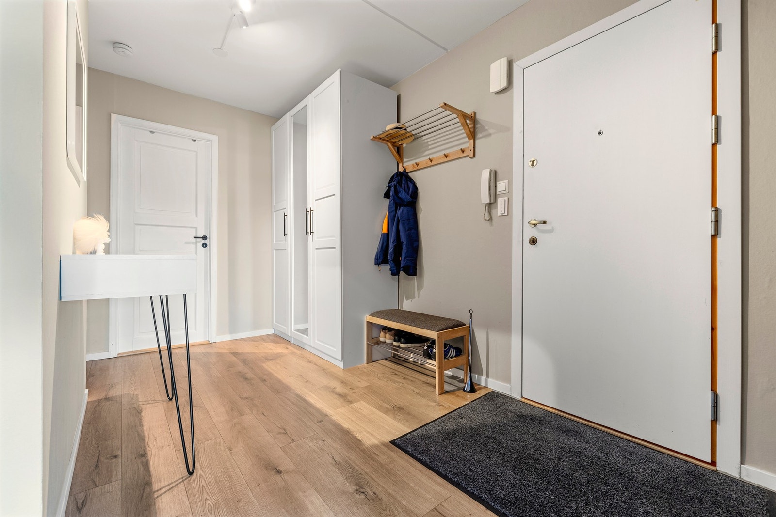 Laminatgulv og vegger i lyse toner gir et ryddig og moderne førsteinntrykk. Galleribilde