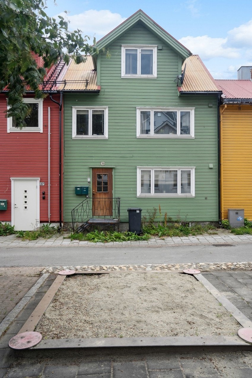Boligen strekker seg over byggets 2. og 3. etasje.