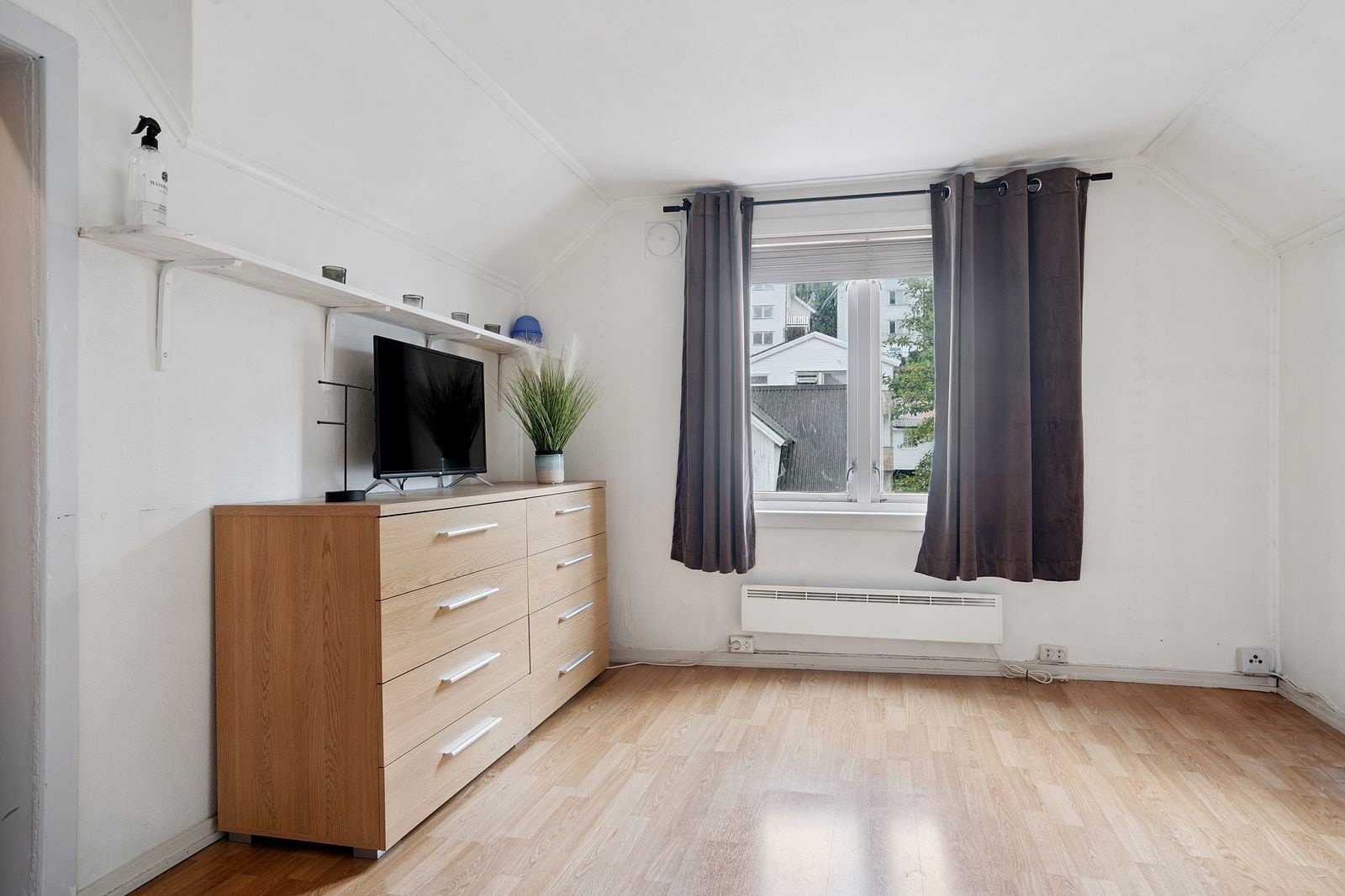 Soverom 1 - Plass til stor seng.
