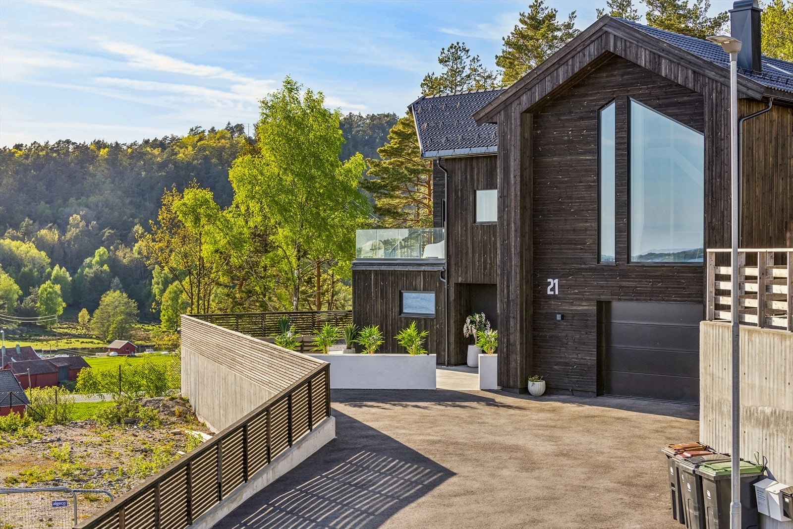 Det er plass til flere biler på egen tomt. Samt elbil lader i hvit blomsterkasse! Galleribilde